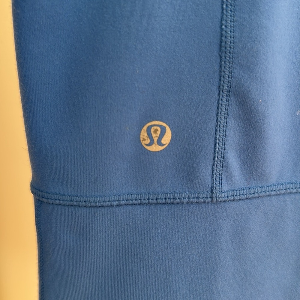 Lululemon Stride Full Zip Jacket in Blue Wee Stripe White Porcelaine Women Sz 4 - Picture 8 of 13